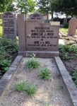 Nol van der Arie 1851-1941 + echtgenote (grafsteen).JPG
